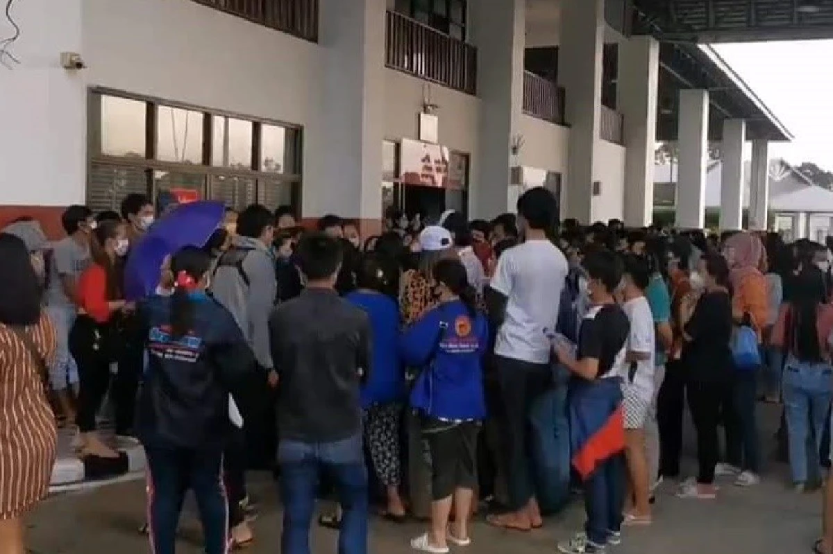 โควิด-19:ตำรวจภูเก็ตเสริมกำลังด่านท่าฉัตรไชยรับคนเดินทางกลับภูมิลำเนา3พ.ค.63