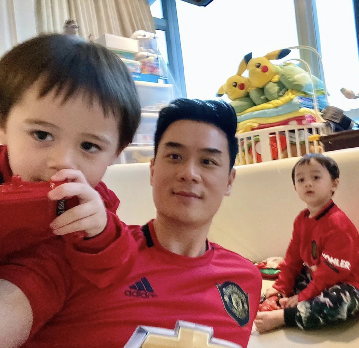 โมเมนต์คุณพ่อ น็อต วิศรุต เล่นกับ สายฟ้า-พายุ แคปชั่นน่ารักอ่านแล้วยิ้มตาม