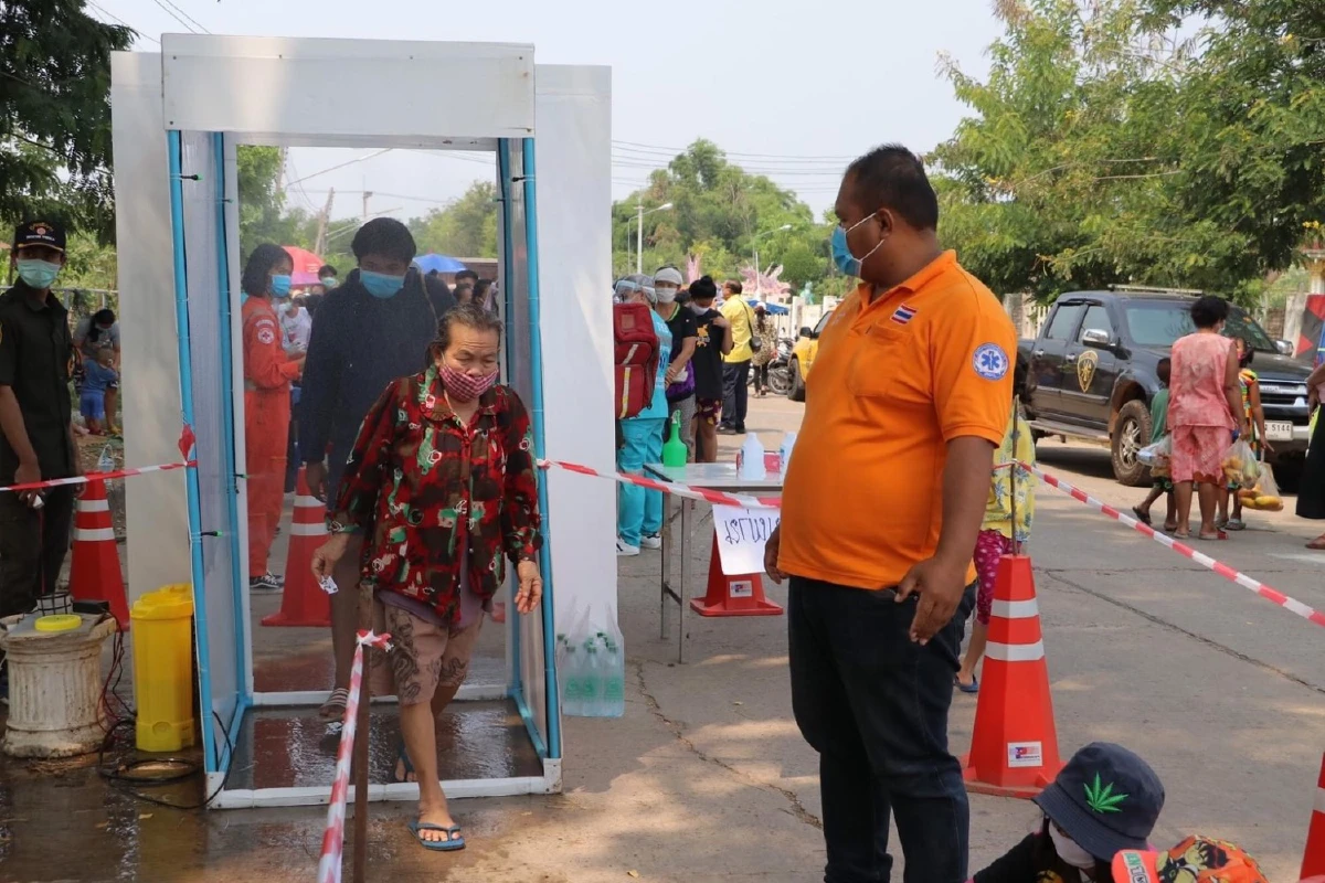 โควิด-19: กู้ภัยแจกสิ่งของให้ประชาชนวางรองเท้าจองคิวต่อแถวเว้นระยะห่าง