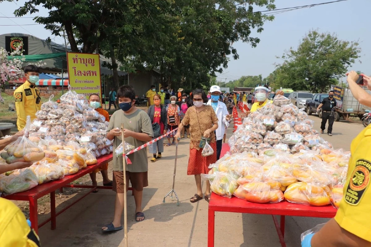 โควิด-19: กู้ภัยแจกสิ่งของให้ประชาชนวางรองเท้าจองคิวต่อแถวเว้นระยะห่าง