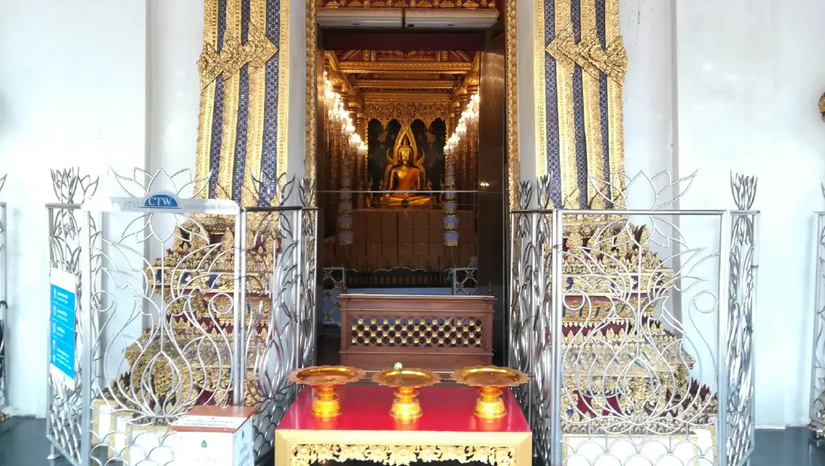 เปิดวัดใหญ่ให้กราบไหว้ขอพรพระพุทธชินราชวันแรก