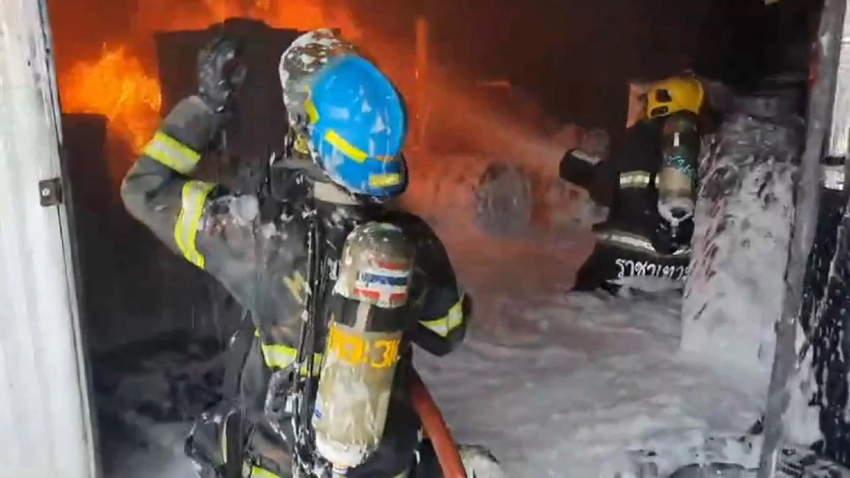 เพลิงเผาวอดโกดังเก็บสีย่านบางพลียังประเมินค่าเสียหายไม่ได้