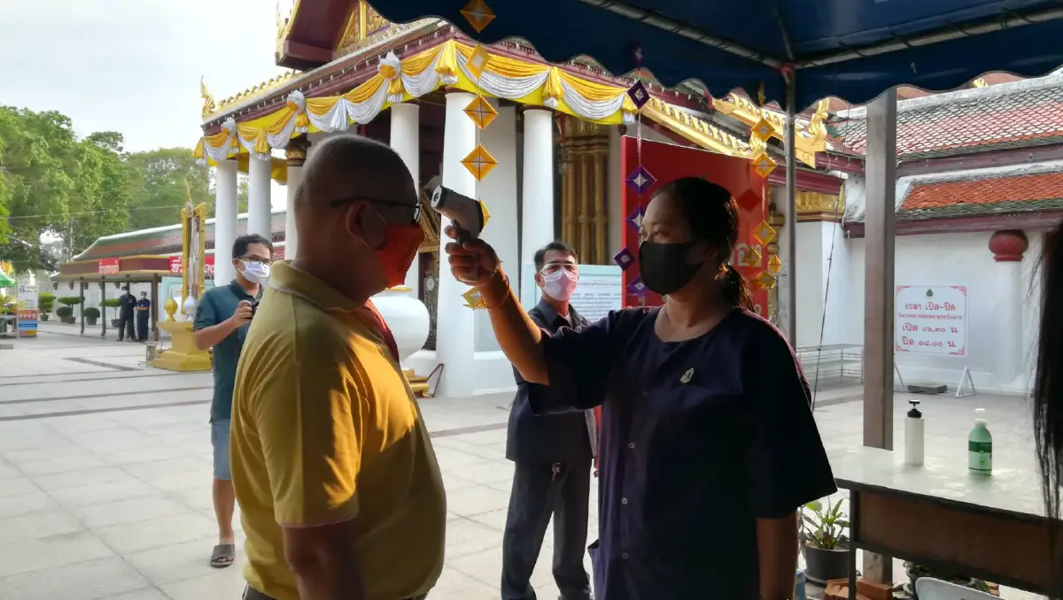 เปิดวัดใหญ่ให้กราบไหว้ขอพรพระพุทธชินราชวันแรก