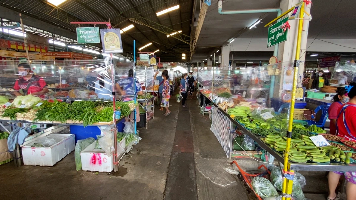 เมืองน้ำดำสั่งเข้มทุกร้านค้าในตลาดสดต้องสร้างแนวป้องกันโควิด-19