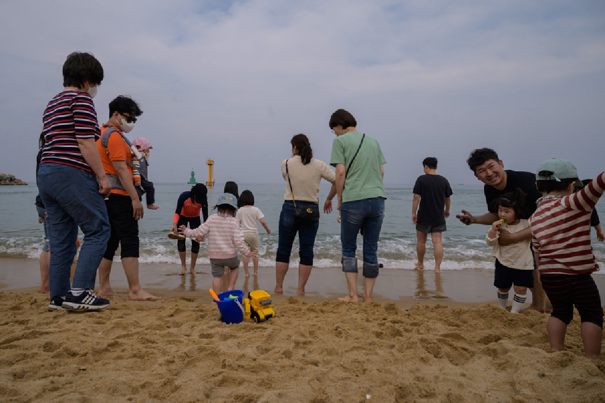 เกาหลีเลิกกลัวโควิด? แห่เที่ยวเต็มหาดไร้หน้ากาก