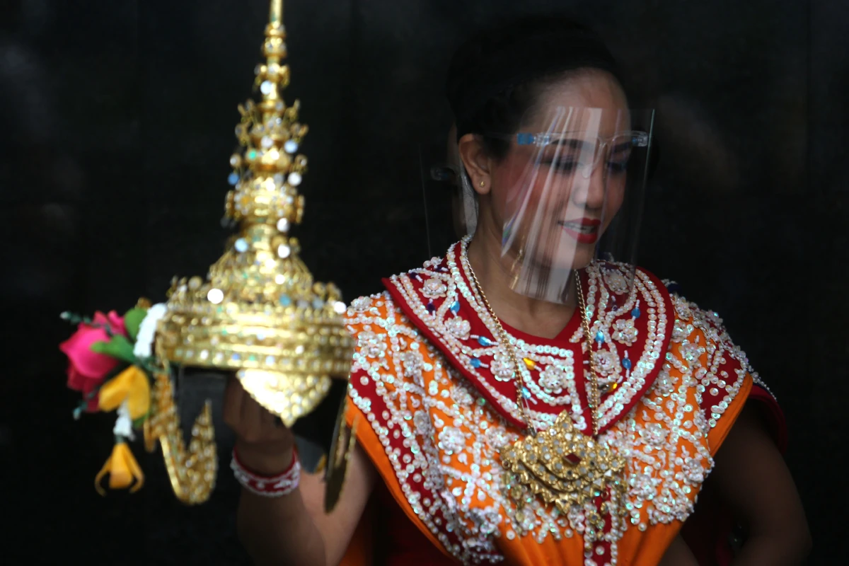 นางรำแก้บนสี่แยกราชประสงค์ปรับตัวสวมเฟสชิวป้องกันโควิด-19