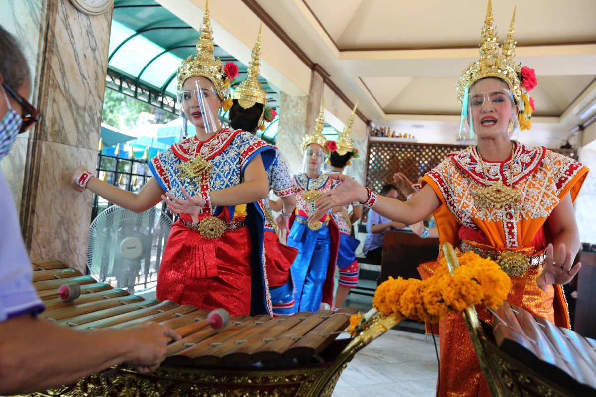 นางรำแก้บนสี่แยกราชประสงค์ปรับตัวสวมเฟสชิวป้องกันโควิด-19