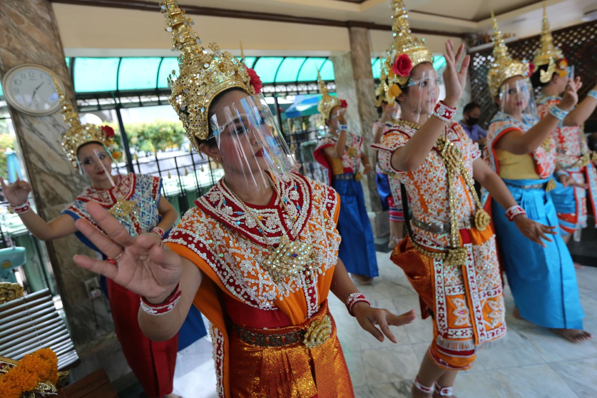 นางรำแก้บนสี่แยกราชประสงค์ปรับตัวสวมเฟสชิวป้องกันโควิด-19