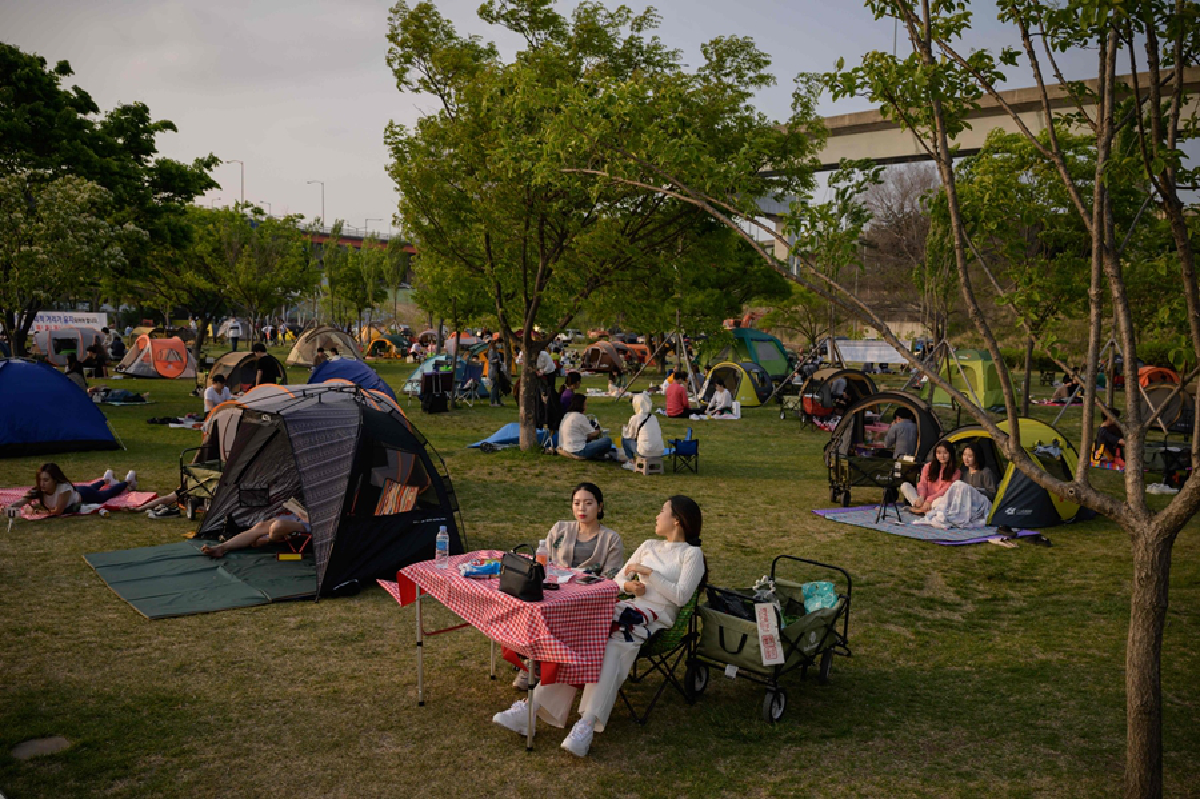 เกาหลีเลิกกลัวโควิด? แห่เที่ยวเต็มหาดไร้หน้ากาก
