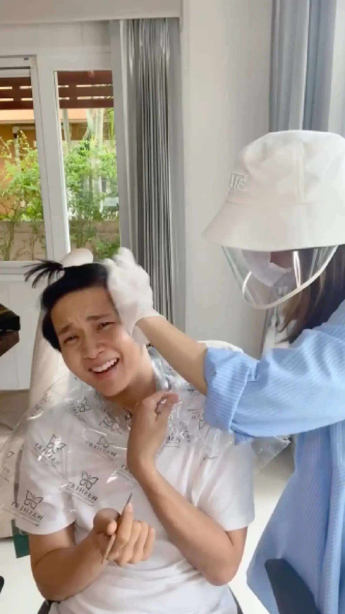 “โต๋” ลุ้นหนักมาก! หลังหวานใจ “ไบร์ท” ลงมือตัดผมให้เอง