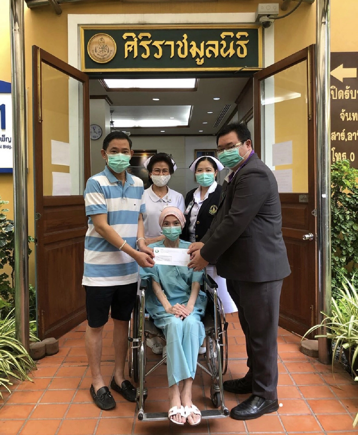 "นิ้ง กุลสตรี" ร่วมบริจาคเงินสมทบทุนให้แก่ศิริราชมูลนิธิ