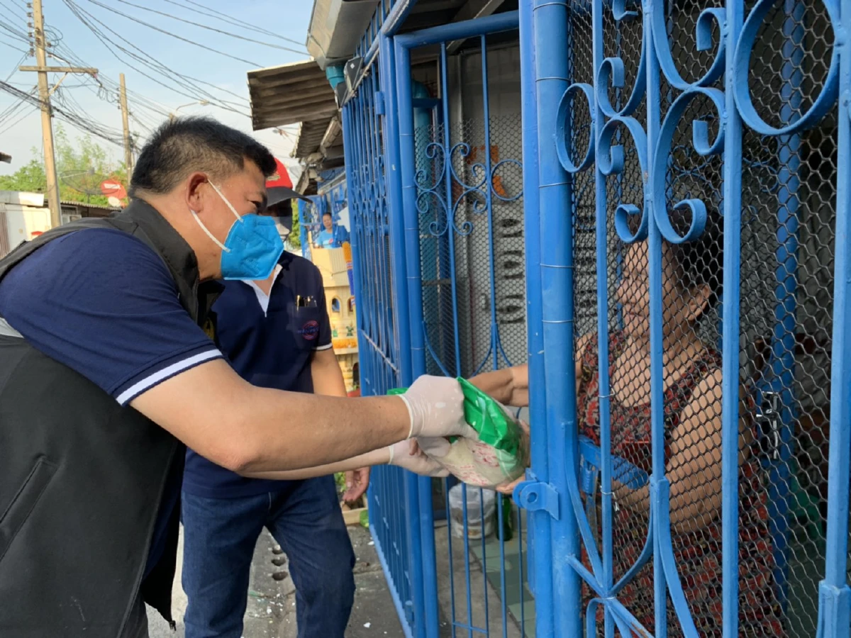 "สิระ"เดินเคาะประตูบ้านแจกข้าวสารลดเสี่ยงติดโควิด-19