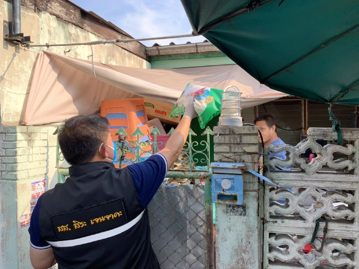 "สิระ"เดินเคาะประตูบ้านแจกข้าวสารลดเสี่ยงติดโควิด-19