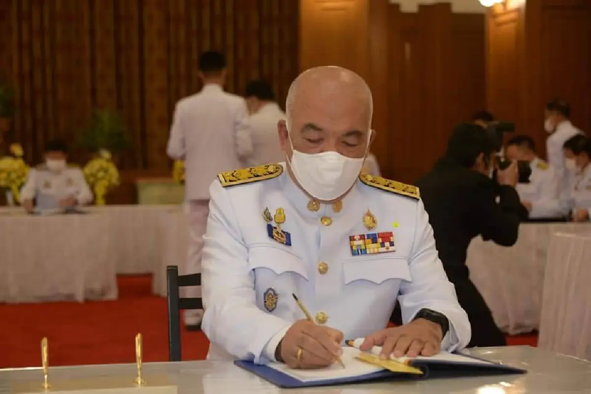 มท.1 นำข้าราชการระดับสูงลงนามถวายพระพร"วันฉัตรมงคล"