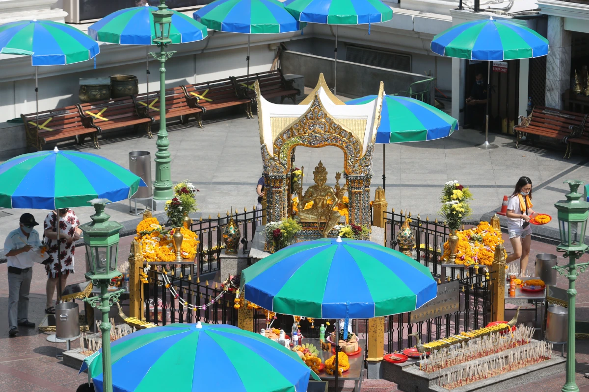 นางรำแก้บนสี่แยกราชประสงค์ปรับตัวสวมเฟสชิวป้องกันโควิด-19