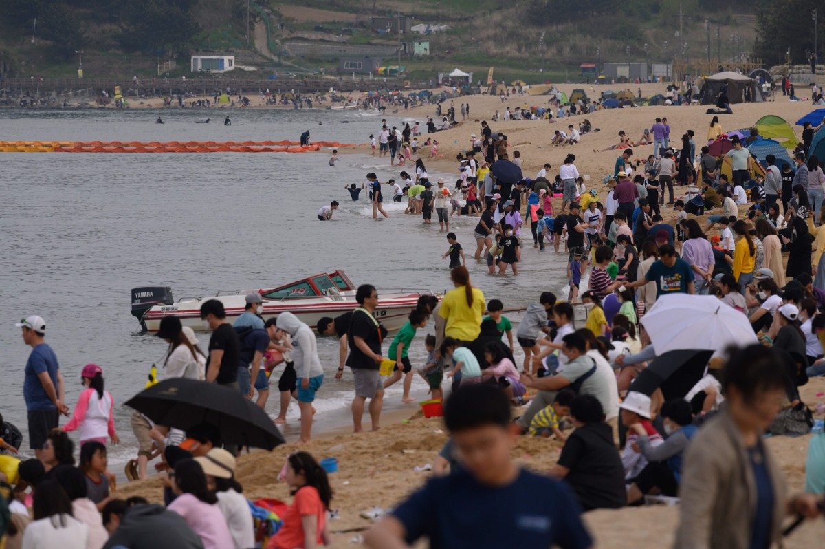 เกาหลีเลิกกลัวโควิด? แห่เที่ยวเต็มหาดไร้หน้ากาก เกาหลีเลิกกลัวโควิด? แห่เที่ยวเต็มหาดไร้หน้ากาก