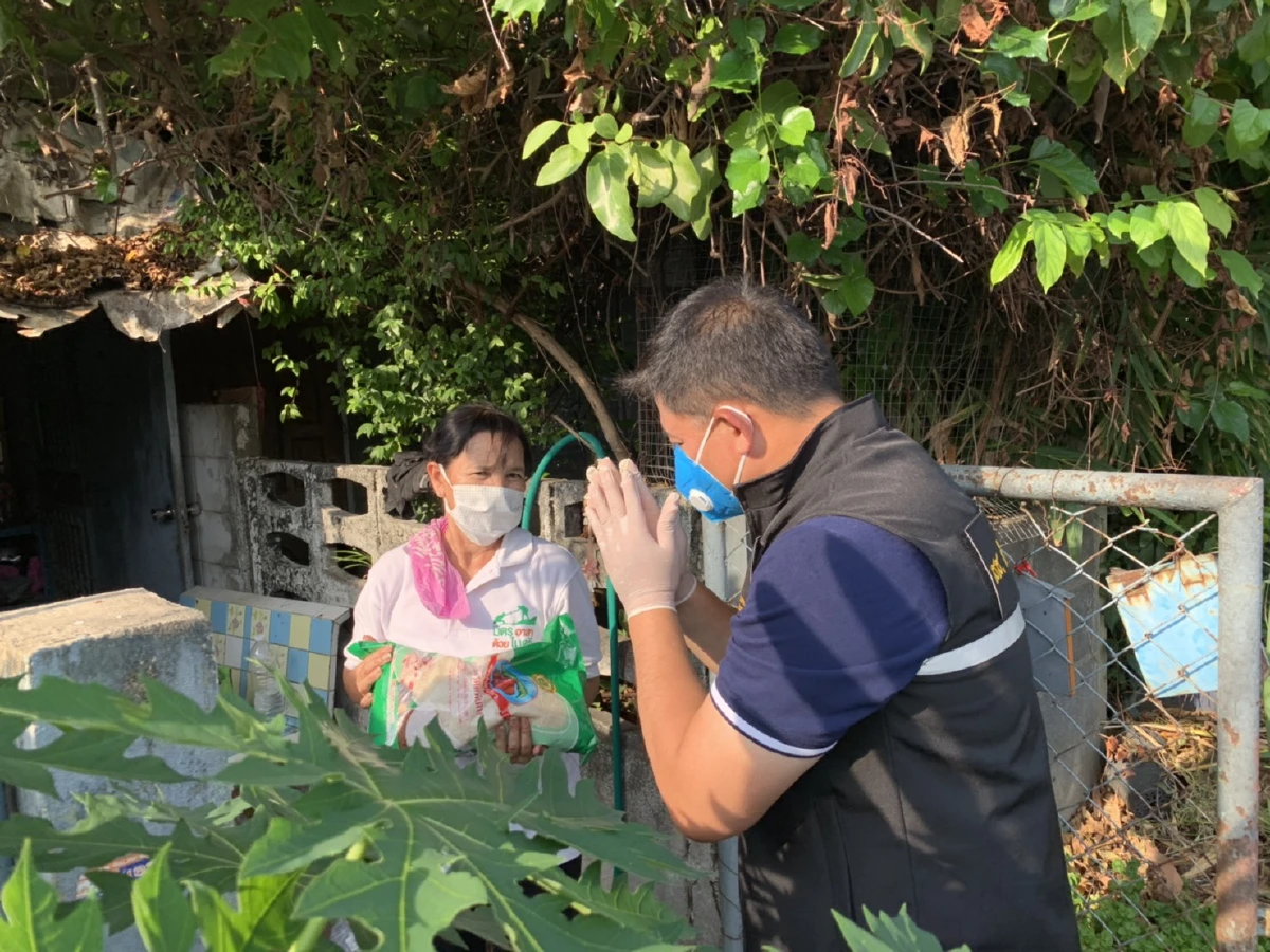 "สิระ"เดินเคาะประตูบ้านแจกข้าวสารลดเสี่ยงติดโควิด-19