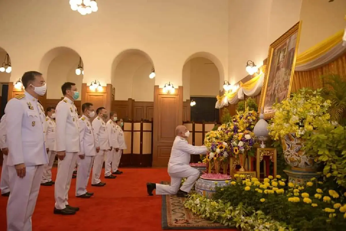 มท.1 นำข้าราชการระดับสูงลงนามถวายพระพร"วันฉัตรมงคล"