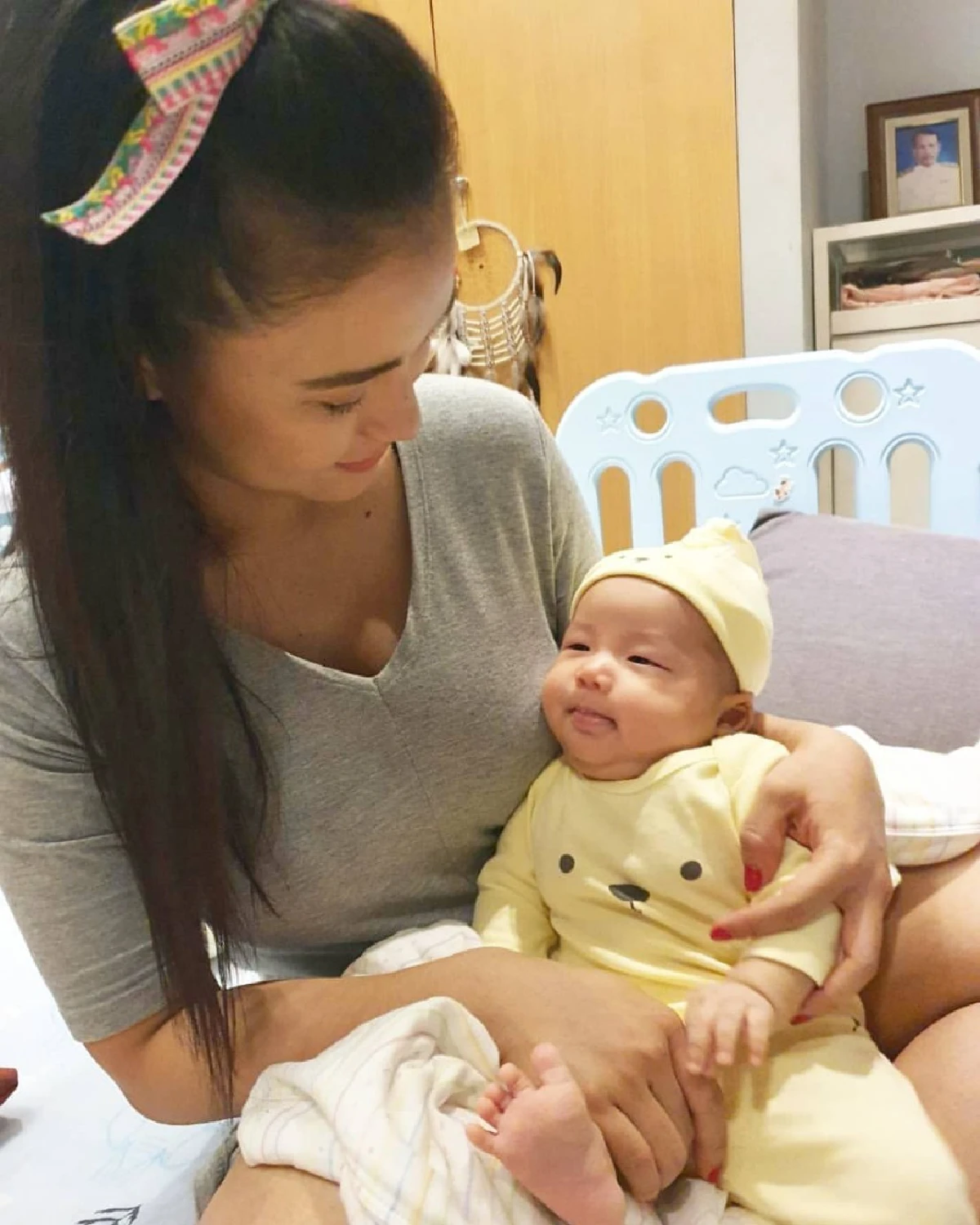 "ชมพู่ ก่อนบ่าย" ตอบกลับชาวเน็ตนิ่มๆ หลังคอมเมนต์แรง “ลูกเกิดมาหน้าแก่เลยหรอ!?”