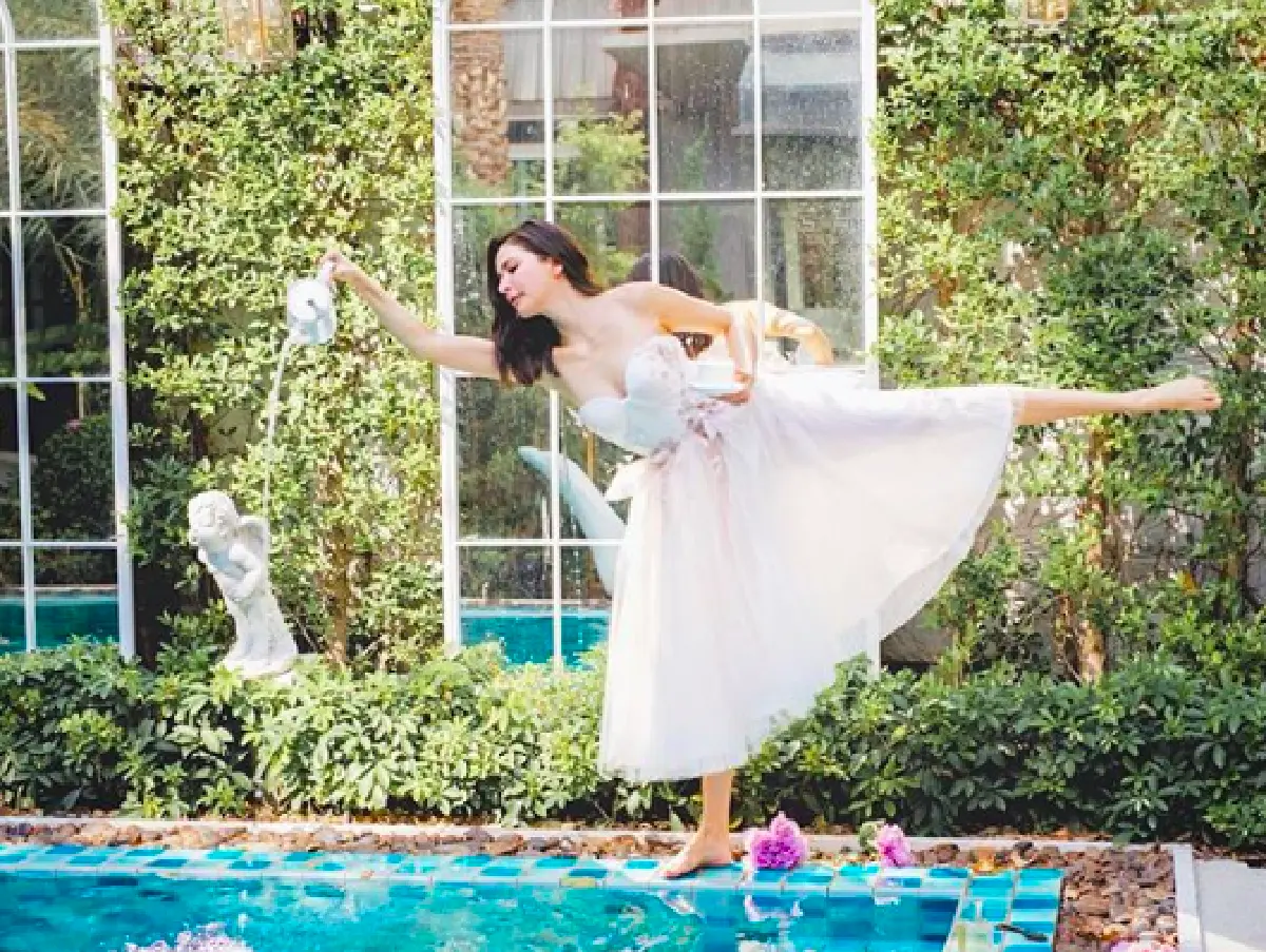 “ศรีริต้า” จัดแฟชั่นล่าสุดกับท่าเทน้ำจากกาน้ำชาลงสระว่ายน้ำ เก๋ๆ 