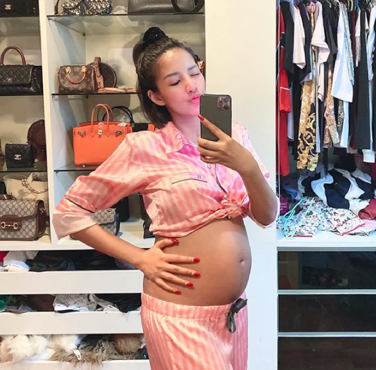 "ใบเตย อาร์สยาม" ไม่ทิ้งความแซ่บ! เผยภาพนอนแช่น้ำอวดท้องกลมๆ สวยๆ 