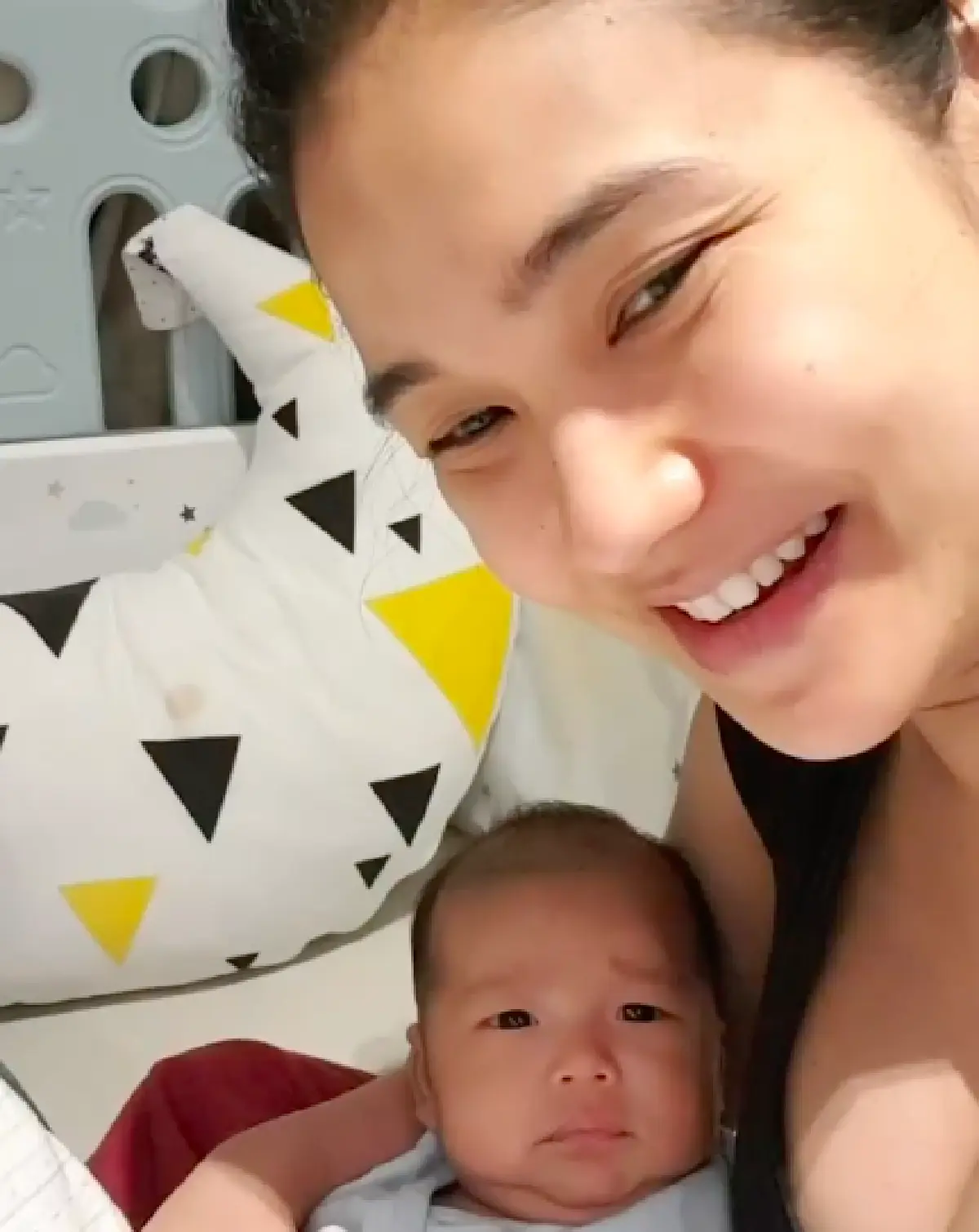 "ชมพู่ ก่อนบ่าย" ตอบกลับชาวเน็ตนิ่มๆ หลังคอมเมนต์แรง “ลูกเกิดมาหน้าแก่เลยหรอ!?”