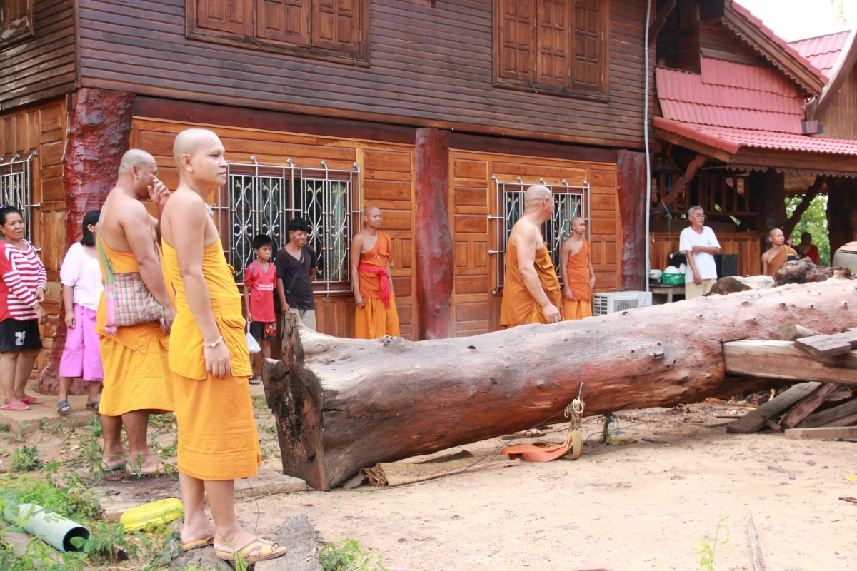 ระทึก!พายุพัดศาลาทรงไทยพังราบพระเณรหนีจีวรปลิว