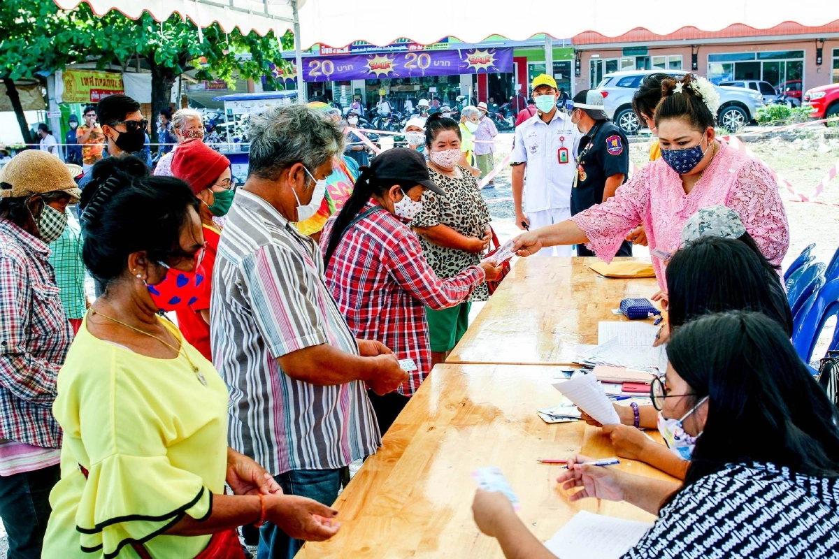 นักธุรกิจสาวคนดังทับสะแกแจกเงินผู้สูงอายุ 500 บาท 500 คน 