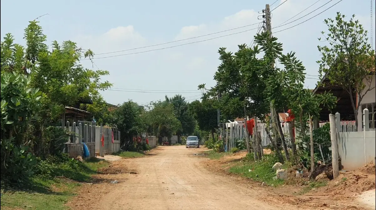 คนโคราชแขวนเสื้อแดงหน้าบ้านเชื่อไล่โควิด-19 เหมือนไล่โรคห่า