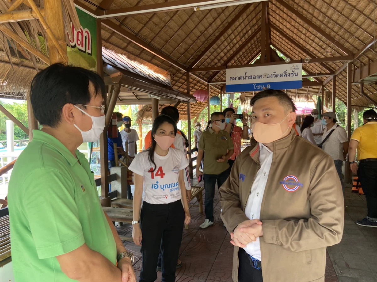 พปชร.นั่งเรือหางยาวแจกสิ่งของช่วยชาวชุมชนริมคลอง