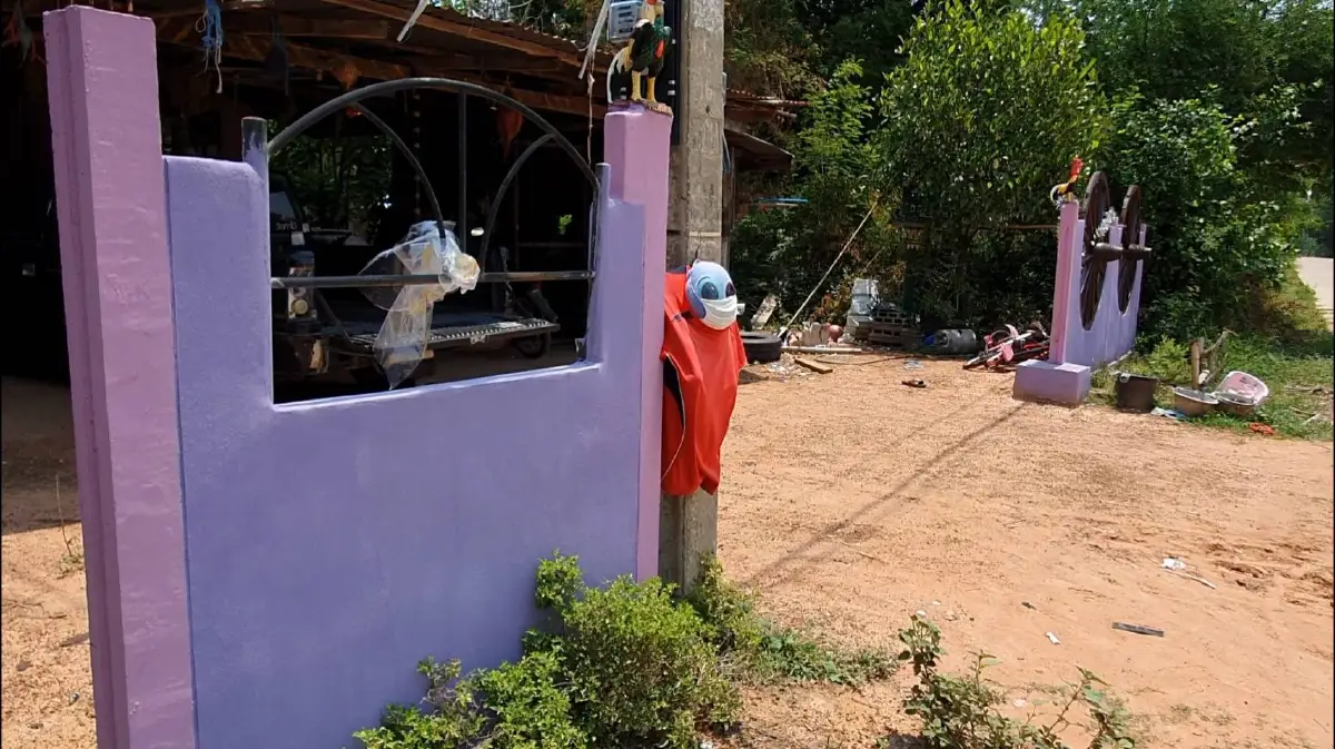 คนโคราชแขวนเสื้อแดงหน้าบ้านเชื่อไล่โควิด-19 เหมือนไล่โรคห่า