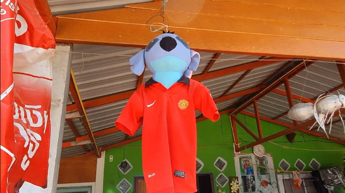 คนโคราชแขวนเสื้อแดงหน้าบ้านเชื่อไล่โควิด-19 เหมือนไล่โรคห่า