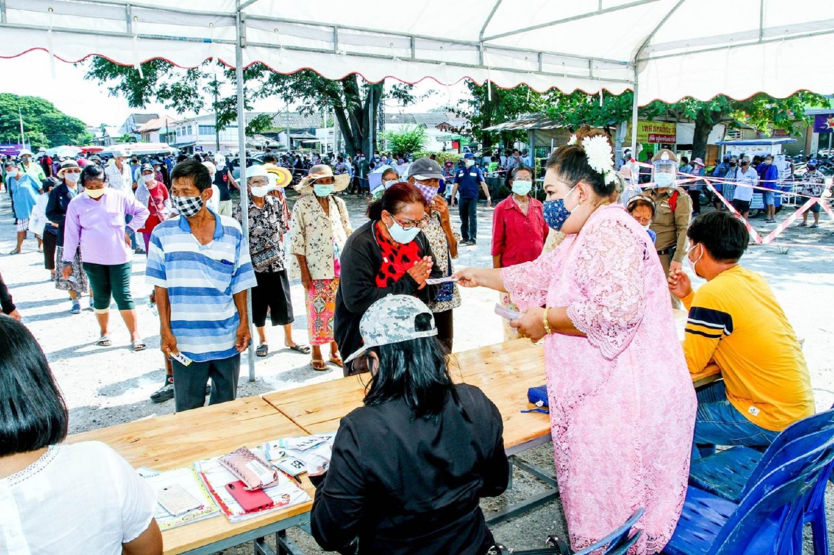 นักธุรกิจสาวคนดังทับสะแกแจกเงินผู้สูงอายุ 500 บาท 500 คน นักธุรกิจสาวคนดังทับสะแกแจกเงินผู้สูงอายุ 500 บาท 500 คน