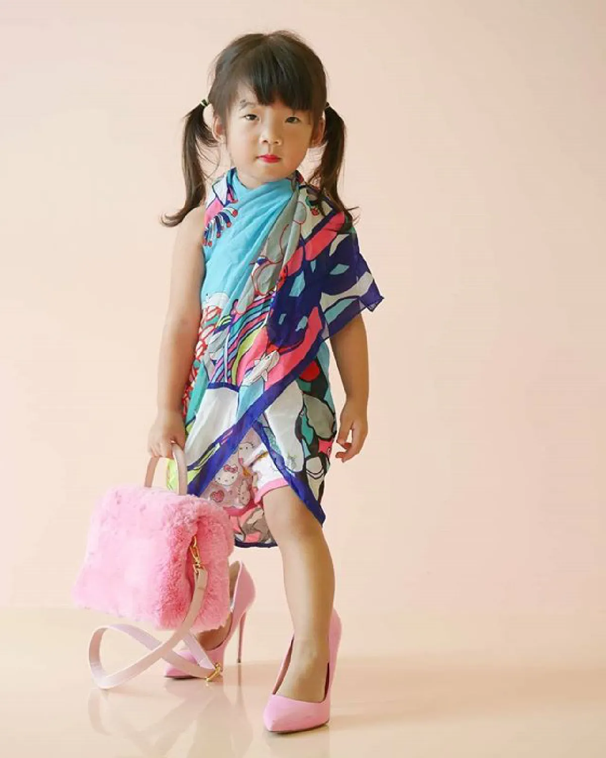 “ต้นหอม” จับหลานสาว “น้องทาร่า” มาแปลงลุคแต่งตัวถ่ายแบบ