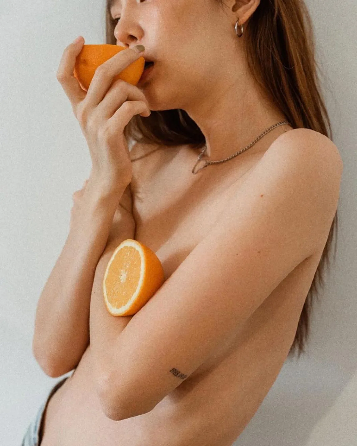 “ปุ้มปุ้ย” ภรรยา “กวินท์” ขออินเทรนด์ไวรัลฮิตส้มหยุด แบบแซ่บๆ เปลือยท่อนบน