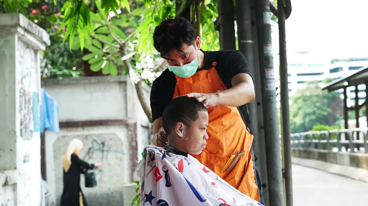 หัวละยิ้ม “ช่างชัด” บาร์เบอร์ใจดีตัดผมฟรีริมคลองแสนแสบ