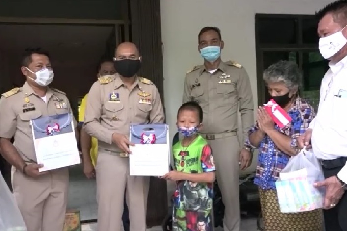 โครงการในพระดำริฯ อสส.มอบรางวัลเด็กผมจุกยอดกตัญญูเข็นผักหารายได้เลี้ยงย่าทวด โครงการในพระดำริฯ อสส.มอบรางวัลเด็กผมจุกยอดกตัญญูเข็นผักหารายได้เลี้ยงย่าทวด