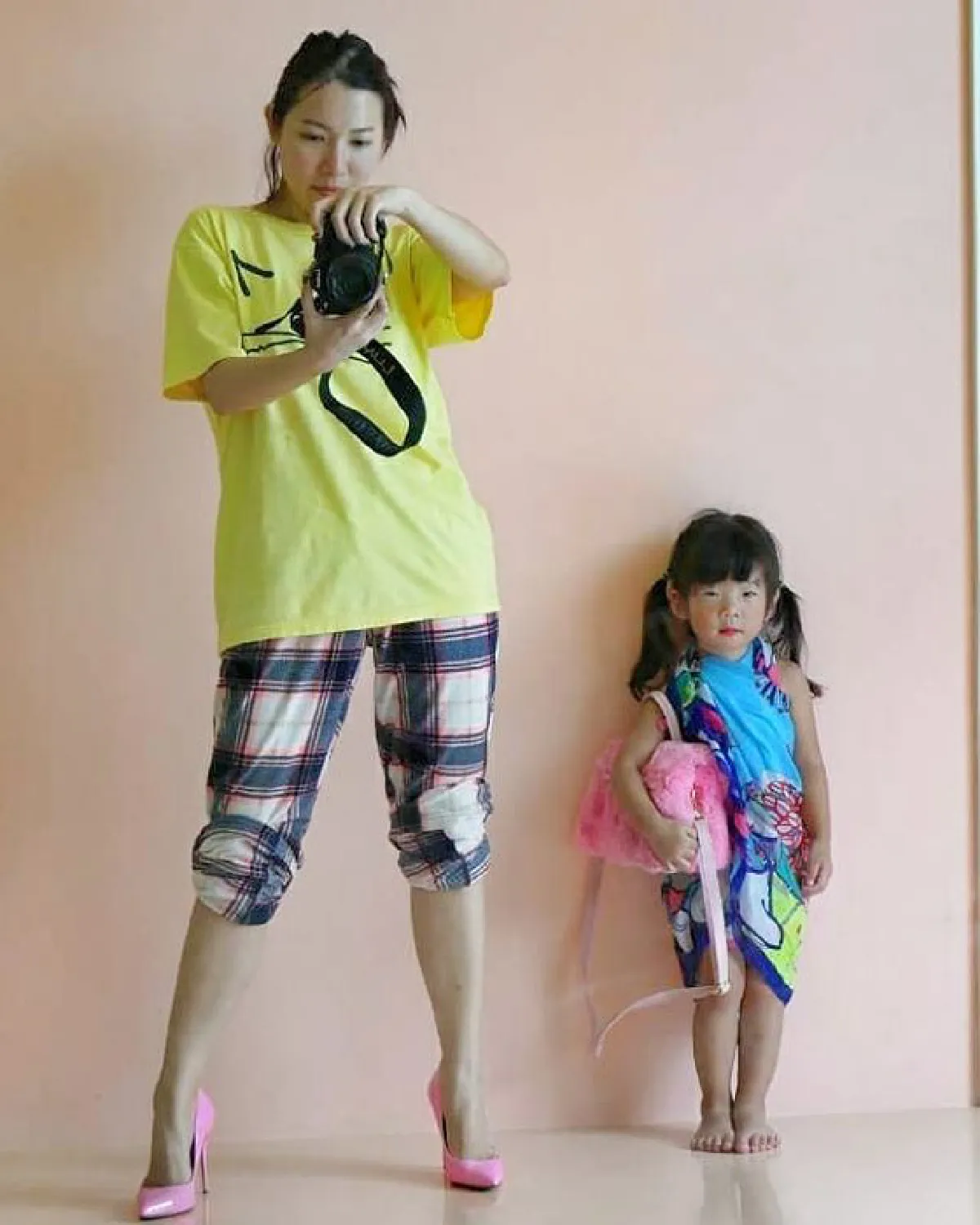 “ต้นหอม” จับหลานสาว “น้องทาร่า” มาแปลงลุคแต่งตัวถ่ายแบบ