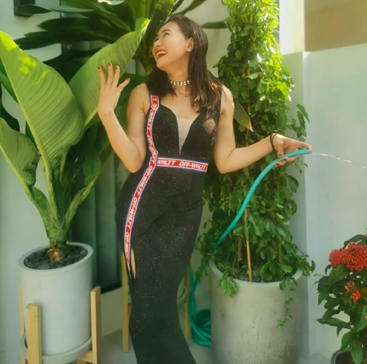 ดาเมจแม่มาแรง! "ติ๊ก บิ๊กบราเธอร์" โชว์วิธีล้างจานแบบปังๆ แถมชุดยังหรูหรา