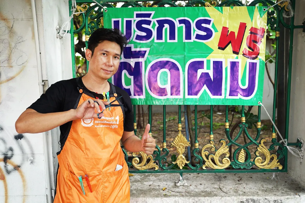 หัวละยิ้ม “ช่างชัด” บาร์เบอร์ใจดีตัดผมฟรีริมคลองแสนแสบ