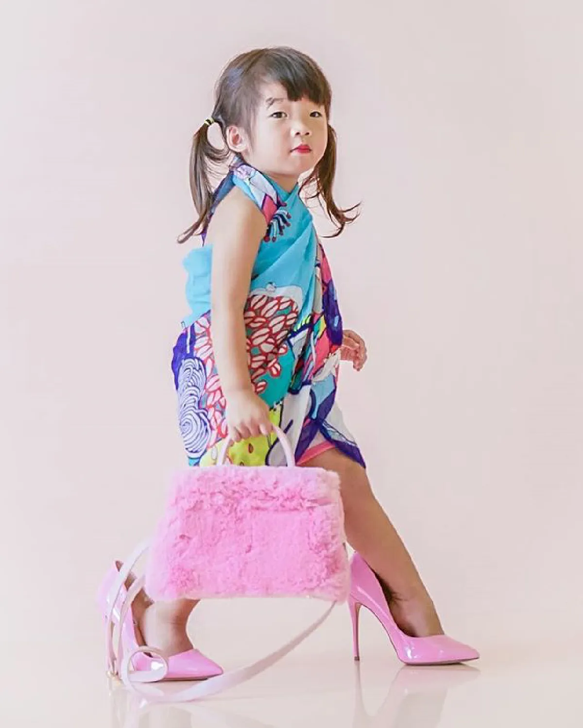 “ต้นหอม” จับหลานสาว “น้องทาร่า” มาแปลงลุคแต่งตัวถ่ายแบบ