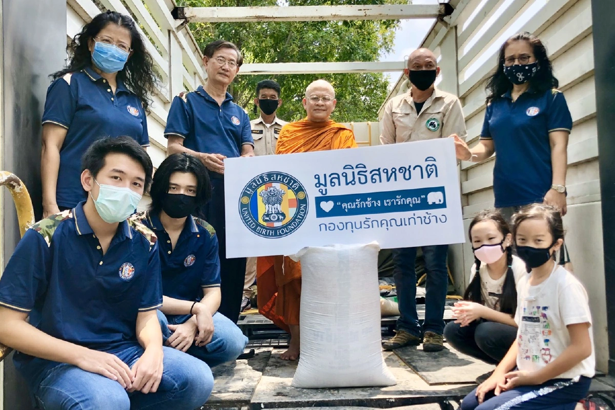 พระเท้าเปล่าส่งข้าวสาร1.3ตันช่วยชาวเล-คนเลี้ยงช้างบรรเทาโควิด-19