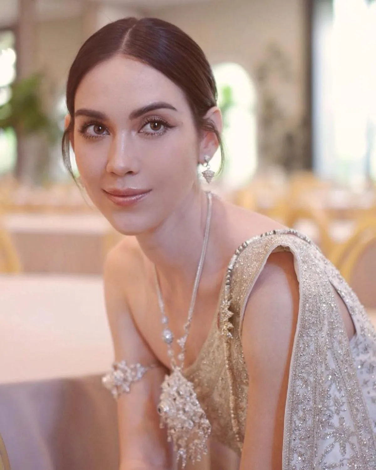 แมท ภีรนีย์ เป็นลม! กลับมาถ่ายแบบชุดไทย งานแรกหลังกักตัวไปนาน