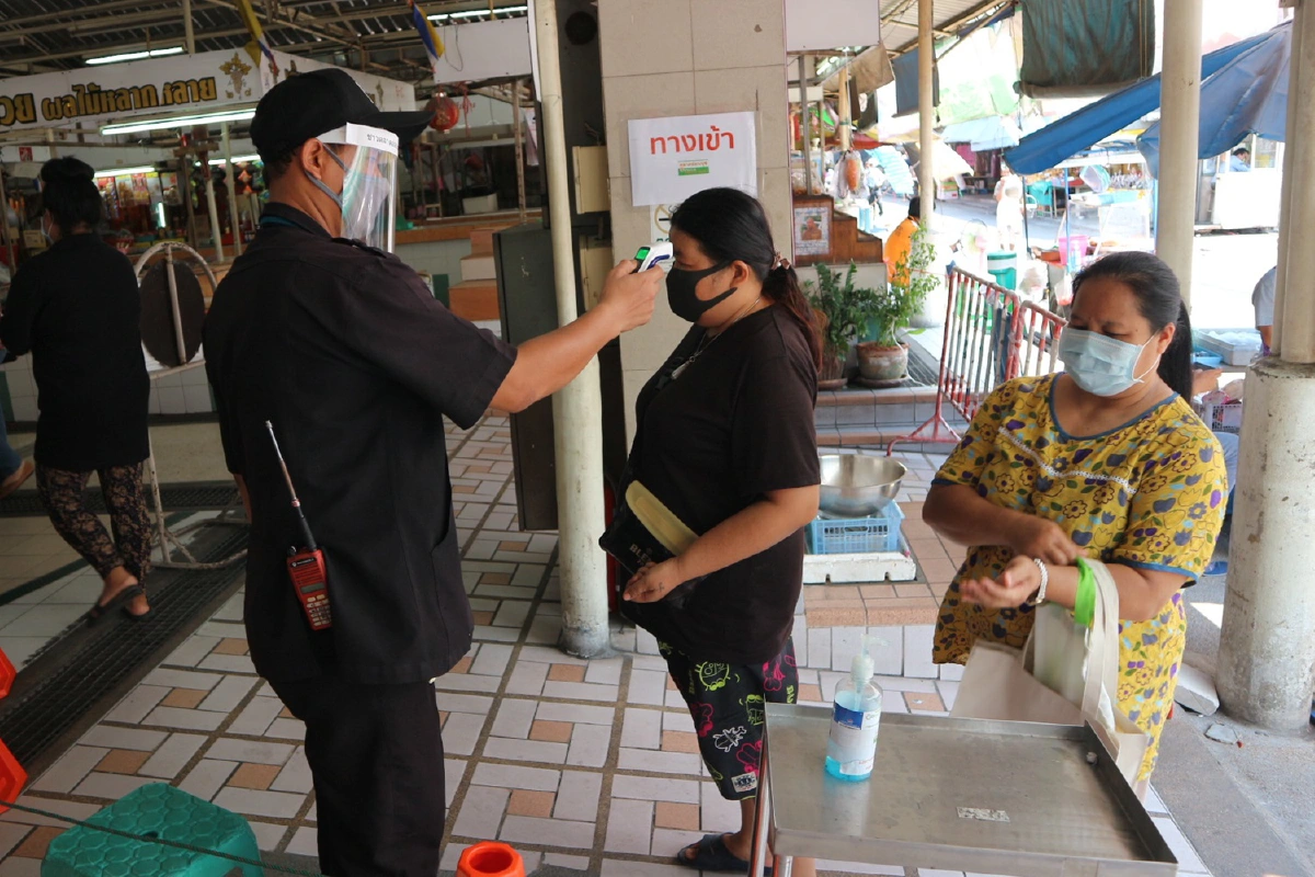กรมอนามัยห่วงการรักษาระยะห่างในตลาดขอผู้ค้าห้ามจัดนาทีทอง