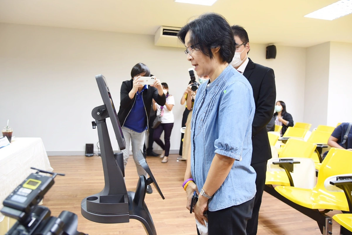 ร.พ.ธรรมศาสตร์เปิดตัวหุ่นยนต์ยูงทองใช้รักษาคนไข้ลดเสี่ยงติดเชื้อโควิด-19