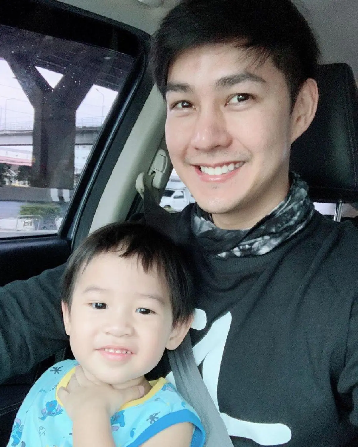 แอมป์ พีรวัศ ไม่ยอมอยู่เฉย! ขับแกร็บหาเงินช่วงโควิด 19 เลี้ยงครอบครัว