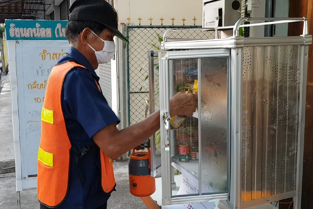 กลุ่มประชาชนพิษณุโลกตั้งตู้แบ่งปันอาหารให้ผู้ขาดแคลนยามวิกฤตโควิด-19
