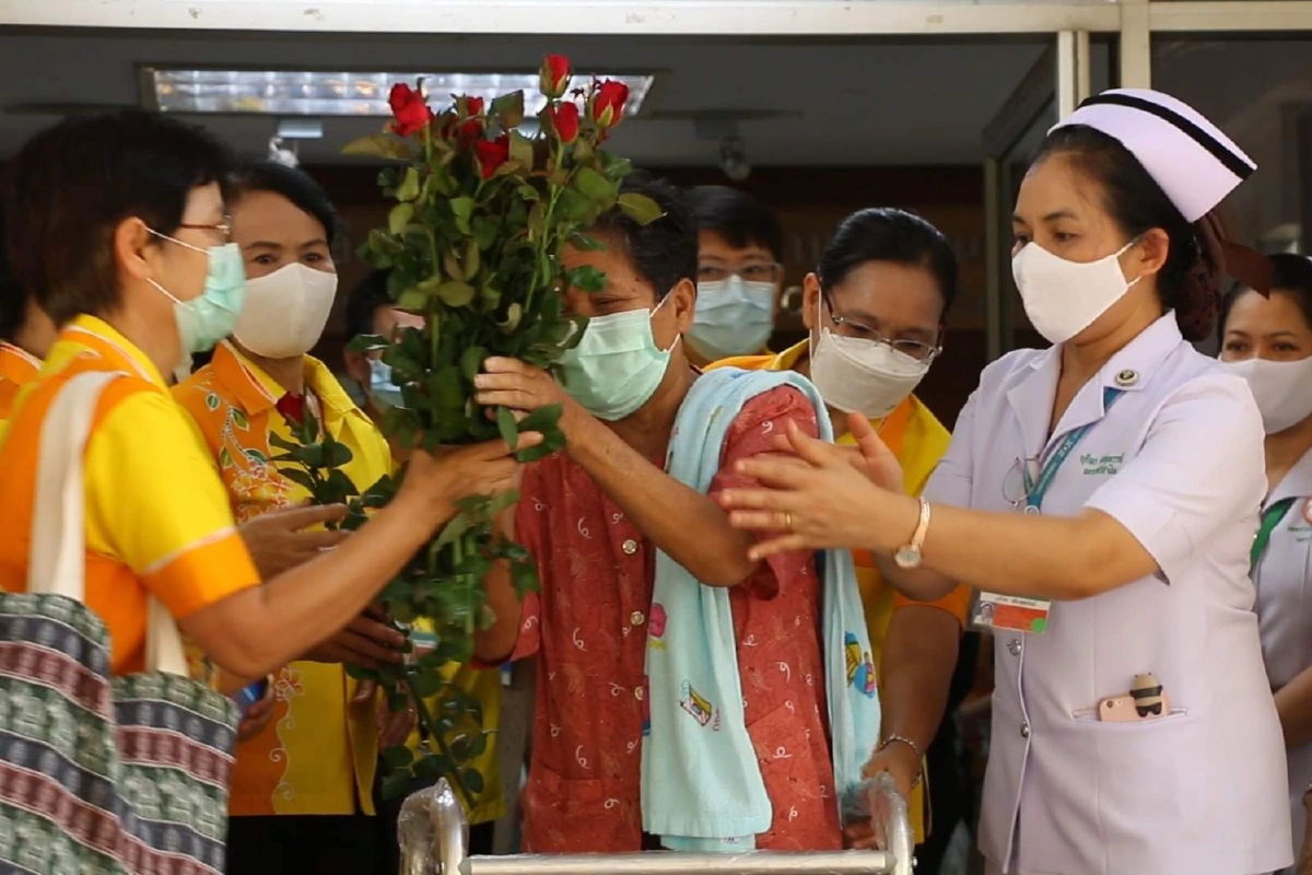 โควิด-19: ตายายหายป่วย ปลื้มใจ หมอพยาบาลรพ.ขอนแก่นส่งกลับบ้าน