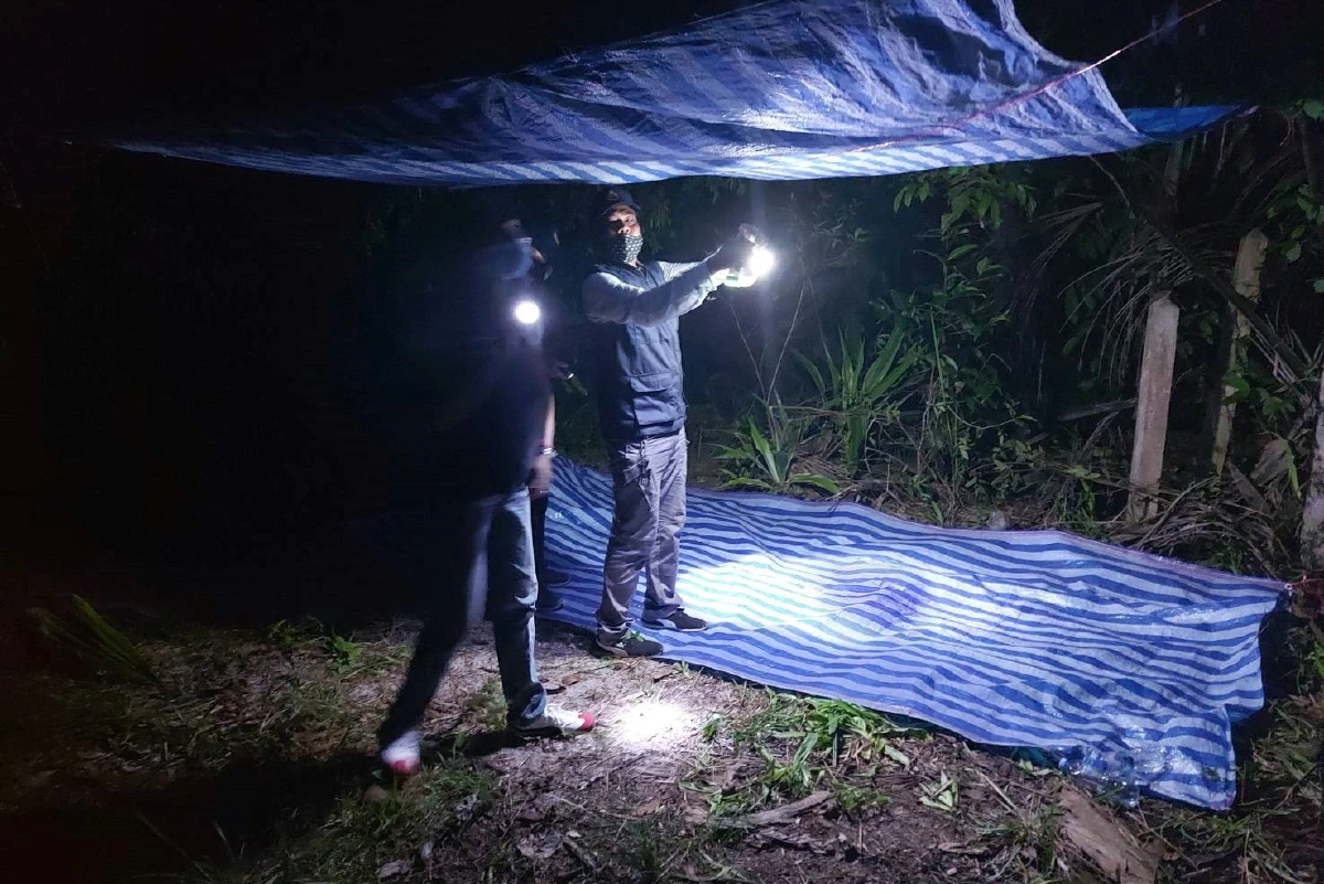 ตั้งวงเล่นพนันเก้าเกเย้ยพ.ร.ก.ฉุกเฉิน!ไม่รอดถูกรวบกลางสวนมะพร้าว