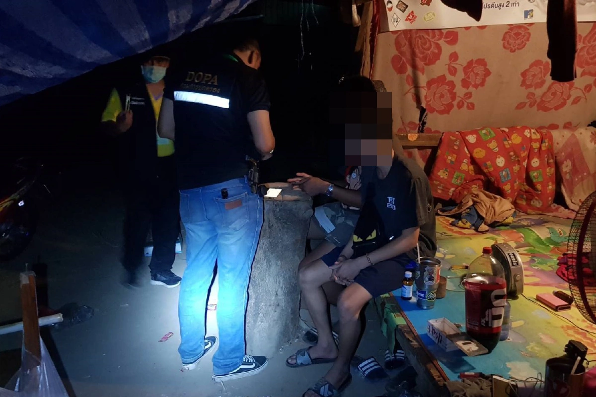 พิษณุโลกจับ2โจ๋ฝืนคำสั่งเคอร์ฟิวลอบเสพกัญชาในกระท่อมร้าง